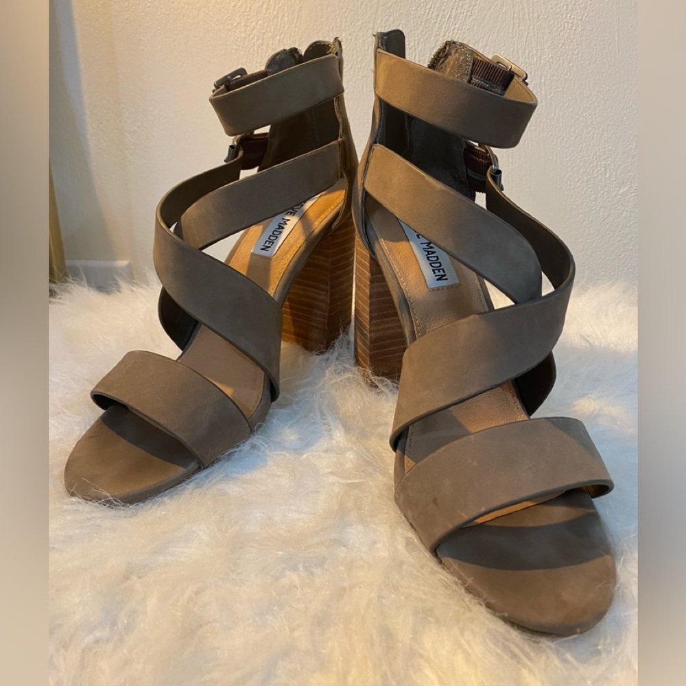 Gray leather STEVE MADDEN block heels